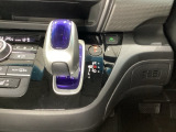 ハイブリッド専用セレクトレバーです。シフトチェンジを電子信号で送信するセレクトレバーを採用していますので、軽快でスマートな操作を楽しめます。
