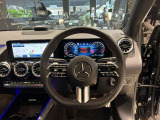 メルセデス・ベンツのボディ構造には衝撃吸収スペースをわざと確保することで万が一ぶつかった際の衝撃を瞬時に逃がします。さらにその中には頑丈なフレームがあり車内に危険物が侵入しない構造になっております。