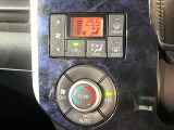 【オートエアコン】一度お好みの温度に設定すれば、車内の温度を検知し風量や温度を自動で調整。暑い&hellip;寒い&hellip;と何度もスイッチ操作をする必要はありません。快適な車内空間には必須の機能ですね♪