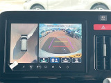 駐車する際、見通しの悪い場所や狭い道での運転を行いやすく、合計4ヶ所に設置したカメラの映像を合成・処理をして、真上から見ているような映像を映し出してくれます。