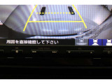 バックをするとき自動でリアの様子が映る『リアカメラ』付き!ナビ画面で確認しながらバックができ、ガイドラインで距離感がつかめるので後ろの壁も安心ですね。でも、周りへの目視も忘れないでくださいね!