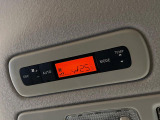【リアオートエアコン】広い後部座席には必須の機能!風量や温度を自動で調整し前席と同様な車内環境にしてくれるリアオートエアコンを装備。夏の暑さも冬の寒さもストレスなく快適にお過ごしいただけます♪