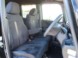運転席と助手席はゆったりと座れるベンチシートタイプになっています。