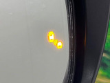 【後方車輛検知】走行中、ドアミラーの死角になりやすい箇所に後続車が接近するとサイドミラー付近に警告を表示、ドライバーに注意喚起をしてくれます。