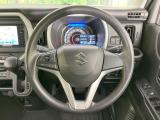 インテリアに合わせたデザインのステアリングは、運転される方のことも考え、運転しやすい形状、大きさです。是非一度、実際に触ってお確かめください。
