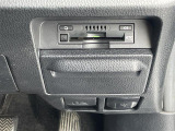 【ETC】有料道路を利用する際に料金所で停止することなく通過できる、ETC車載器(ノンストップ自動料金収受システム機器)が装備されています。セットアップを行うことで利用可能になります。