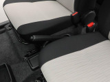 操作性に優れたレバー式サイドブレーキを採用。確実な操作感があり、駐車時も安心してお使いいただけます。シンプルで扱いやすい運転席まわりも魅力のポイントです。