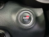 ポケットや鞄から出さずにエンジンスタートができる便利なプッシュスタート。ブレーキを踏みながらパワースイッチを押すだけで、エンジンが始動します