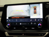車両を上から見たような映像を表示するパノラミックビューモニターは、車両周辺の安全確認をサポートします。