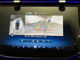 【全方位型モニター】クルマを上空から見下ろしているかのように、直感的に周囲の状況を把握できる全方位型モニター。狭い場所での駐車でも周囲が映像で確認できます。