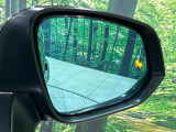 【ブラインドスポットモニター】走行中、ドアミラーの死角になりやすい箇所に後続車が接近するとサイドミラーのレンズに警告を表示!ドライバーに注意喚起をしてくれます。
