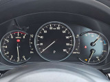 視認性に優れたCX-5の3眼メーターパネル。ドライバーに必要な情報を瞬時に把握できる機能的なレイアウトが魅力です。走る歓びを高めてくれる洗練されたコックピットデザインを、ぜひ店頭でお確かめください。