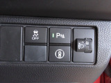 パーキングセンサーや横滑りを防ぐVSA等のスイッチ類は運転席の右側、手の届きやすい位置にあります。