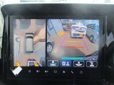 駐車する際、見通しの悪い場所や狭い道での運転を行いやすく、合計4ヶ所に設置したカメラの映像を合成・処理をして、真上から見ているような映像を映し出してくれます。