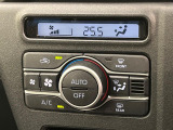 【オートエアコン】一度お好みの温度に設定すれば、車内の温度を検知し風量や温度を自動で調整。暑い&hellip;寒い&hellip;と何度もスイッチ操作をする必要はありません。快適な車内空間には必須の機能ですね♪