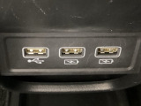 セレクトレバーの下に、スマートフォンなどの充電可能なUSB端子が2個、音源などの外部入力の可能なUSB端子が1個ついています。移動中に充電もできるので便利です。