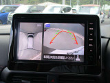 アラウンドビューモニターも装備しております。ご覧のように車体を真上か見たような映像なので、車庫入れの苦手なお客様ももうご心配いりません。