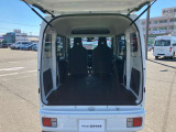 セカンドシートを折りたたむと長い荷物も収納できます。