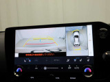 車両を上から見たような映像を表示するパノラミックビューモニターは、車両周辺の安全確認をサポートします。