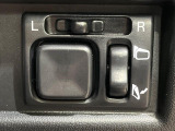 【電動格納ミラー】サイドミラーは電動格納式となっており、狭い駐車場でもキズがつくリスクを抑えられます。