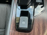 電動パーキングブレーキは、従来の足踏み式に比べ、しっかりと車をホールドしてくれるので安心です。女性の方には特に安心いただける装備です