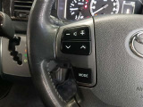 ステアリングには運転中でも簡単に操作できる各種スイッチついてます