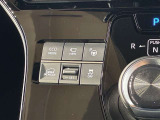 【アドバンスト パーク】スイッチを押すだけで駐車操作を支援し駐車をスムーズに!アクセル、ブレーキの操作をクルマが支援してくれます! ※ シフト操作は手動です。
