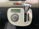 【オートエアコン】一度お好みの温度に設定すれば、車内の温度を検知し風量や温度を自動で調整。暑い&hellip;寒い&hellip;と何度もスイッチ操作をする必要はありません。快適な車内空間には必須の機能ですね♪