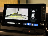 リバースギアに入れるだけで後方の表示へ切り替わります。夜間や雨の日の駐車も楽になりますよ。