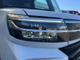 【LEDヘッドライト】悪天候や夜間走行時も良好な視界を確保し安心して運転できる高輝度LEDヘッドライトを装備!点灯速度が早く、消費電力も抑えられています。