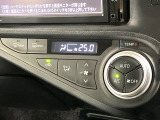 【オートエアコン】一度お好みの温度に設定すれば、車内の温度を検知し風量や温度を自動で調整。暑い&hellip;寒い&hellip;と何度もスイッチ操作をする必要はありません。快適な車内空間には必須の機能ですね♪