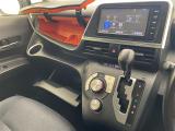 【 オートエアコン 】車内温度を感知して自動で温度調整をしてくれるのでいつでも快適な車内空間を創り上げます。
