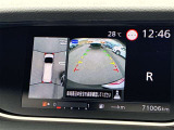【全方位カメラ】全方位モニターを装備し、車両の周囲を上空から見下ろすように映像で確認可能。駐車や狭い道での操作をサポートし、安全性を高めます。