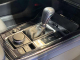 操作性に優れたシフト周り。信号待ち等でブレーキから足を離しても停車を維持するオートブレーキホールドを搭載し、運転の負担を軽減。コマンダーノブや電子制御ブレーキも手元に集約した快適な運転席です。