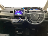 車内は光触媒抗菌消臭施工済です。スタイリッシュなデザインでスポーティなインパネ周りを演出します。グローブボックスやカップホルダーのほかにトレーなどたくさんの収納スペースが付いています。