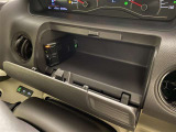 運転席まわりには、収納スペースがいっぱい!