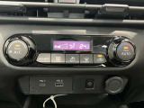 オートエアコン付きですので予め温度設定すれば後はセンサーが感知して設定温度を保ってくれますので快適なドライブが楽しめます。雨の日のガラスの曇りもなく安全な運転ができます。