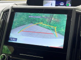 【バックカメラ】駐車時に後方がリアルタイム映像で確認できます。大型商業施設や立体駐車場での駐車時や、夜間のバック時に大活躍!運転スキルに関わらず、今や必須となった装備のひとつです!