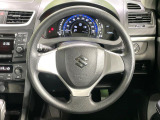 インテリアに合わせたデザインのステアリングは、運転される方のことも考え、運転しやすい形状、大きさです。是非一度、実際に触ってお確かめください。
