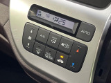 【オートエアコン】一度お好みの温度に設定すれば、車内の温度を検知し風量や温度を自動で調整。暑い&hellip;寒い&hellip;と何度もスイッチ操作をする必要はありません。快適な車内空間には必須の機能ですね♪