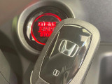 【Hondaスマートキー】カバンやポケットに入れたままでもドアの施錠・解錠が可能なスマートキーを装備。エンジンのオン・オフ時もカギを取り出す必要が無いからとっても便利です♪