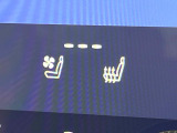 【シートベンチレーション】夏場は涼しい風でお尻や背中の熱やムレを防ぎ、冬はエアコンよりも早く温まってポカポカに!レザーシートにうれしい装備で、季節を問わず快適に過ごせます。
