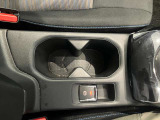 ドリンクホルダーあります♪運転中でも手が届きやすい位置にあって使い易いです♪
