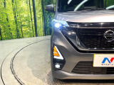 【LEDヘッドライト】悪天候や夜間走行時も良好な視界を確保し安心して運転できる高輝度LEDヘッドライトを装備!点灯速度が早く、消費電力も抑えられています。