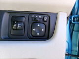 電動格納式ミラーなので、対向車などとのすれ違い時にも便利です。また、ドアロック連動で自動格納します。