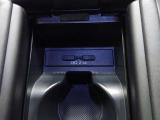 充電用USB端子付き。スマートフォンなどの充電に便利です。