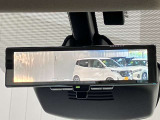 【インテリジェント ルームミラー】車両後方のカメラ映像をミラー面に映し出すので、車内の状況や、天候などに影響されずいつでもクリアな後方視界が得られます!