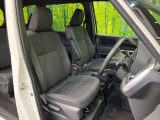 運転席まわりには十分なスペースがあり、大柄な方でもゆったり運転していただける環境です。