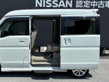 ステップが低く、小さな子供もひとりで乗り降りできるスライドドア!両側電動スライド機能付、ボタンひとつで楽々開閉♪雨の日の送迎でも車外に出ずに運転席から操作も可能なので、濡れる心配がありません(^^)/