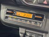 【オートエアコン】一度お好みの温度に設定すれば、車内の温度を検知し風量や温度を自動で調整。暑い&hellip;寒い&hellip;と何度もスイッチ操作をする必要はありません。快適な車内空間には必須の機能ですね♪